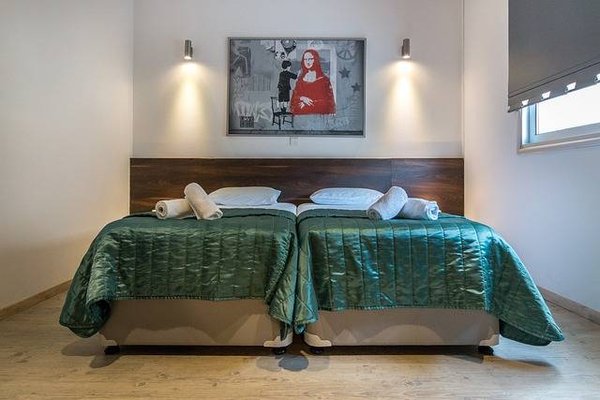 Comment le prix immobilier influence-t-il le coût des séjours dans les hôtels de charme en Dordogne ?